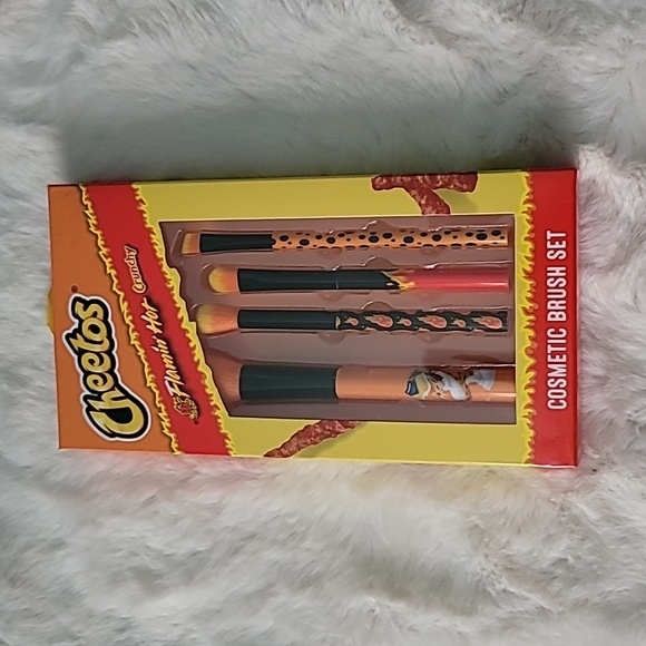 🔥Flaming Hot Cheetos Cosmetic Brush Set - Picture 1 of 2